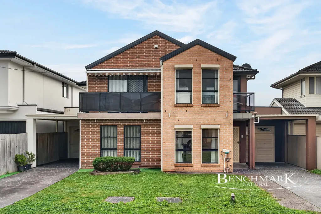Fairfield Heights 3房 Fairfield Heights热门街道 宽敞三卧 现代厨房 不锈钢电器 私密后院 遮盖娱乐区 低维护生活 Stylish & Spacious Duplex Offering Effortless Family Living