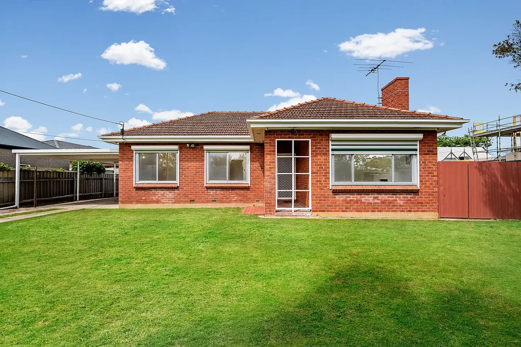 North Brighton 3ਬੈੱਡਰੂਮ A Prime Development Opportunity in a Sought-After Coastal Suburb