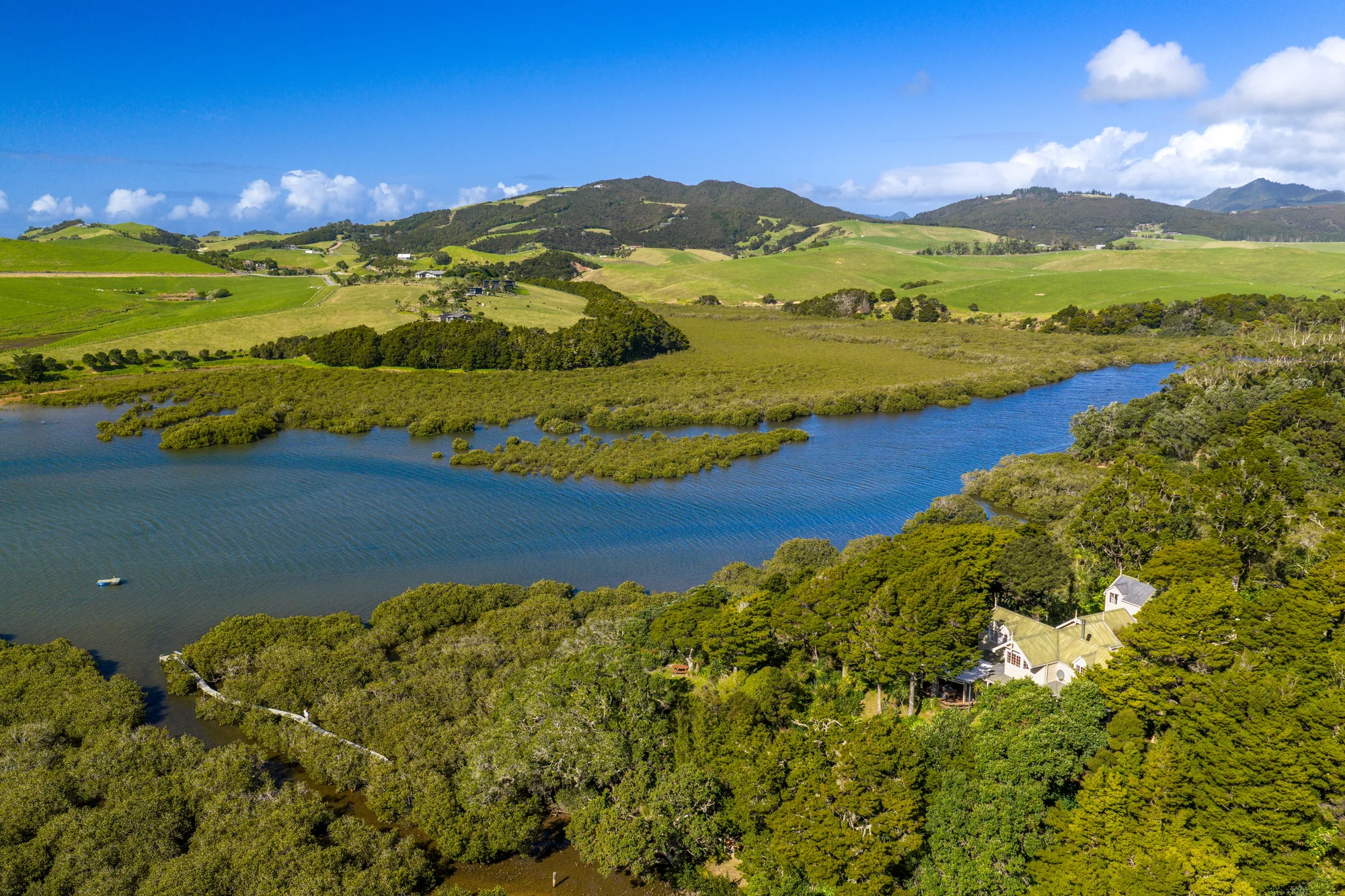 Pataua 4 Slaapkamer Heritage-inspired Waterfront Estate