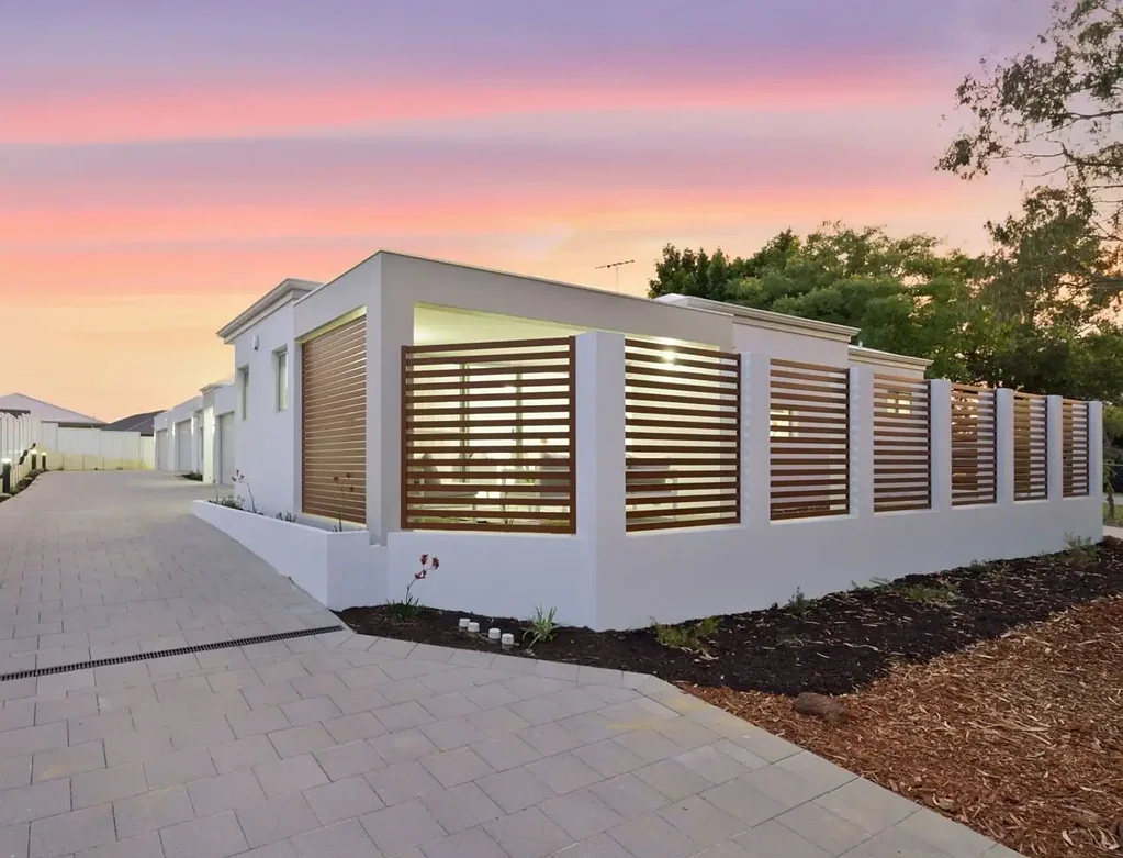 STUNNING THREE BEDROOM FRONT VILLA!
