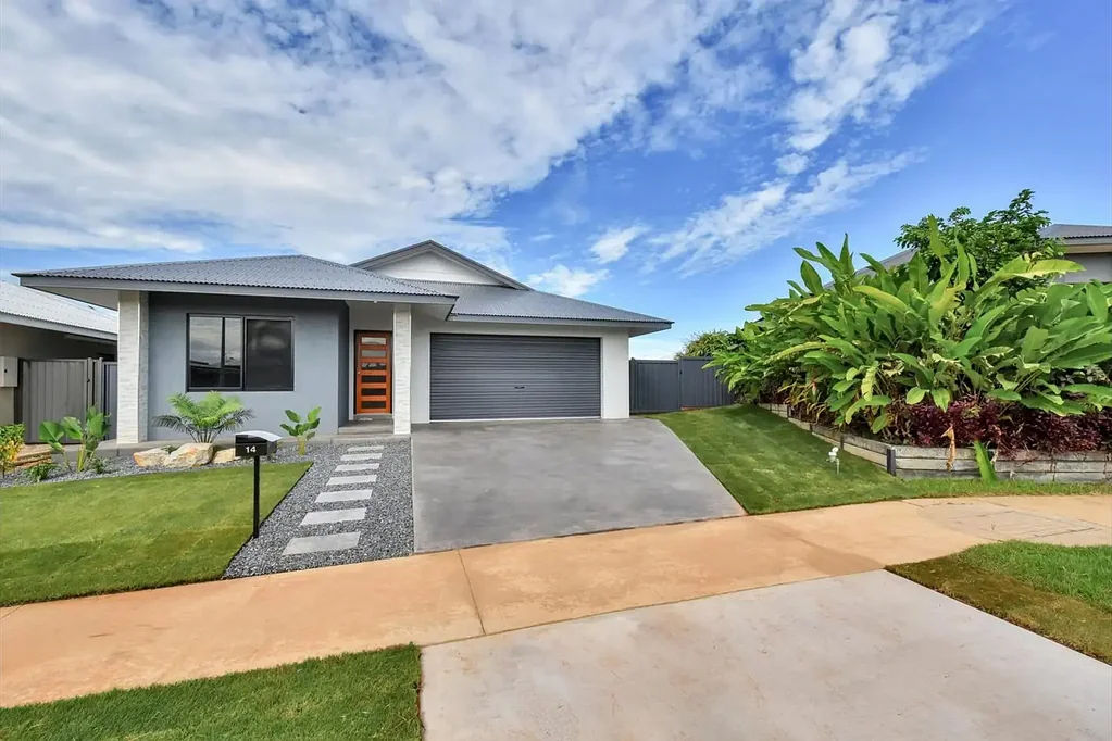 Zuccoli 4 Slaapkamer Modern Lowset with Family Comforts and Poolside Living