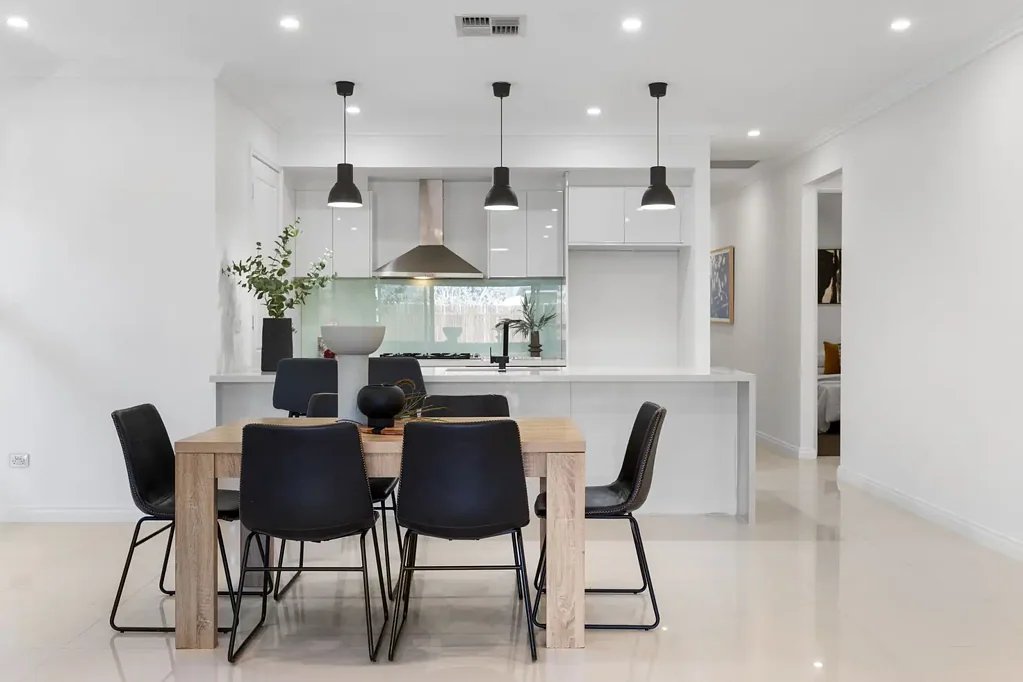 South Plympton 3कमरा Under Contract by Sumit & Marco!