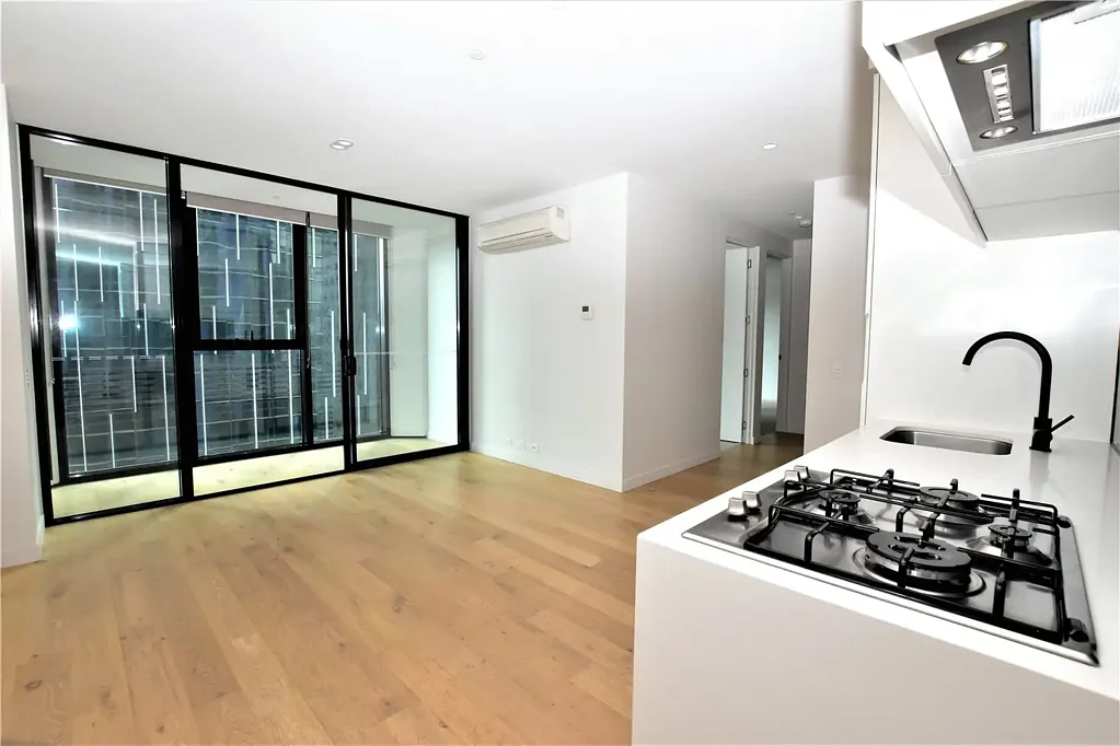 LUXURY UNFURNISHED APARTMENT IN CENTRAL LOCATION