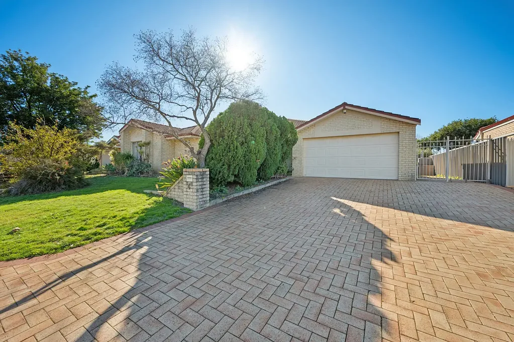 Canning Vale 4غرفة نوم Spacious Family Home with Sunken Living Areas on a Generous 668sqm Block