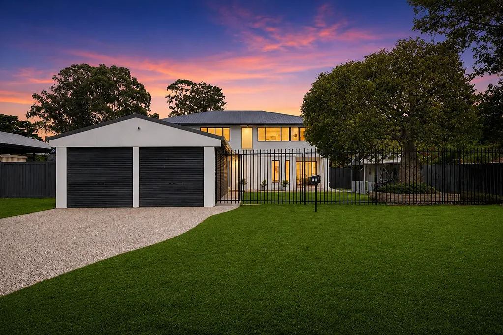 Caboolture 5غرفة نوم Spacious Dual-Level Family Home on 808sqm Near Caboolture Golf Course with Side Access