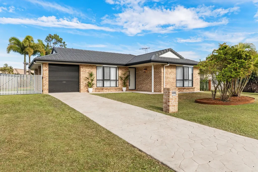 Sandstone Point 3Moenga Beautiful Family Living Moments from the Waterfront