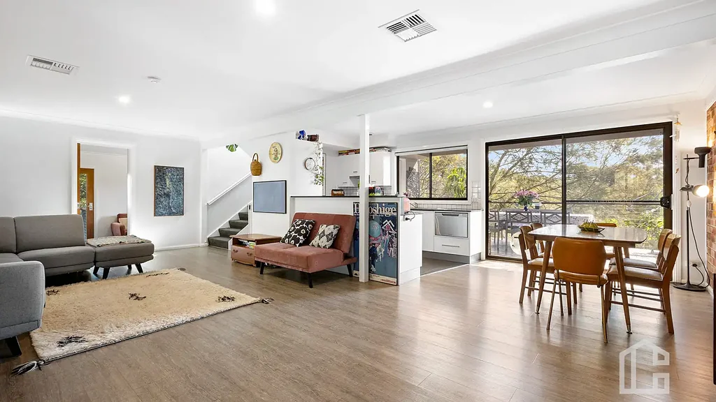 Blaxland 3ਬੈੱਡਰੂਮ MOVE STRAIGHT IN - Light Filled Living, Bush Outlook & Just 300m to Rail - Open home Saturday 24th October, 10:00 - 10:20am.
