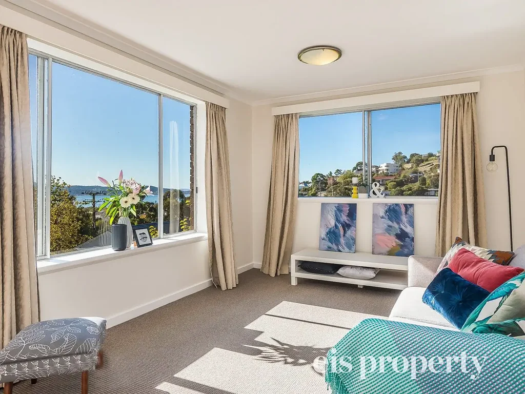 Tidy Two Bedroom Unit In South Hobart