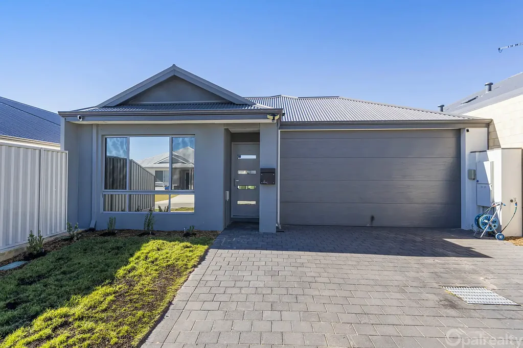 Golden Bay 4房  Low maintenance living close to the beach