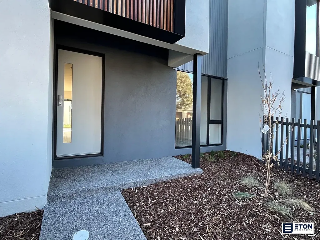 Near New - Luxurious town house in the hearth of Point Cook