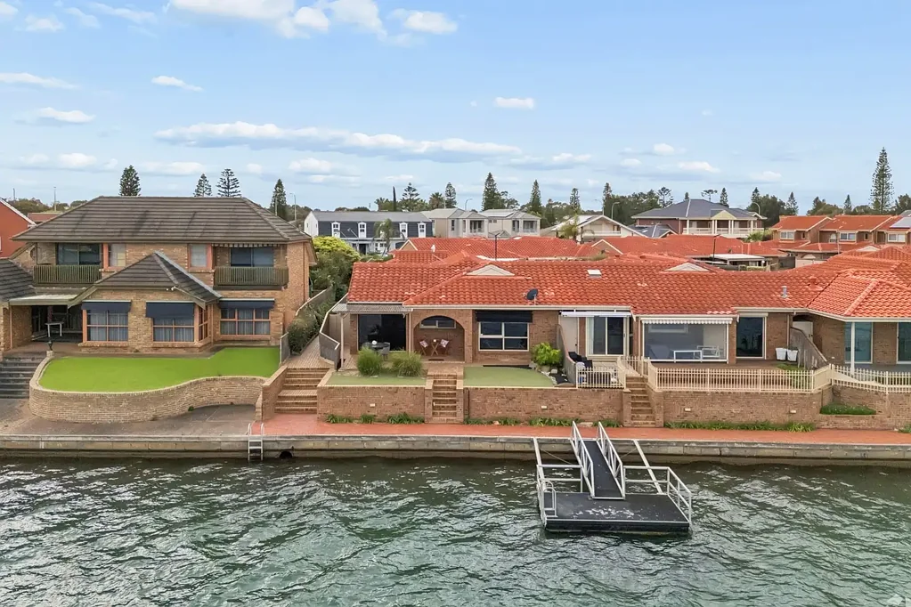 West Lakes 3 Bedroom Picturesque West Lakes Waterfront