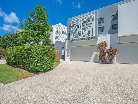 Currumbin Waters 3 Bedroom Stunning Contemporary Townhouse With Street Access