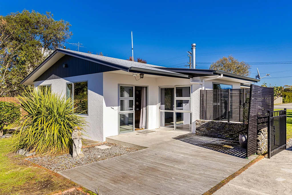 Renwick 3 Bedroom Classic starter or investment, vendor relocating