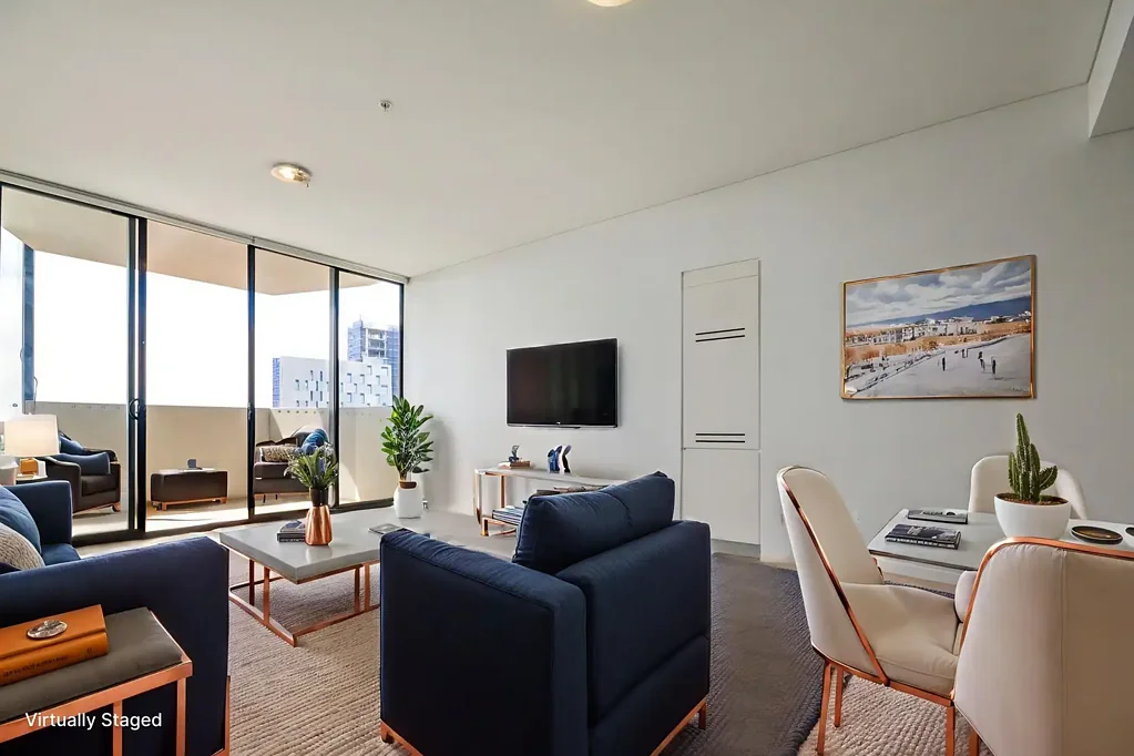 CONVENIENT APARTMENT WITH CITY SKYLINE VIEWS & PARKING