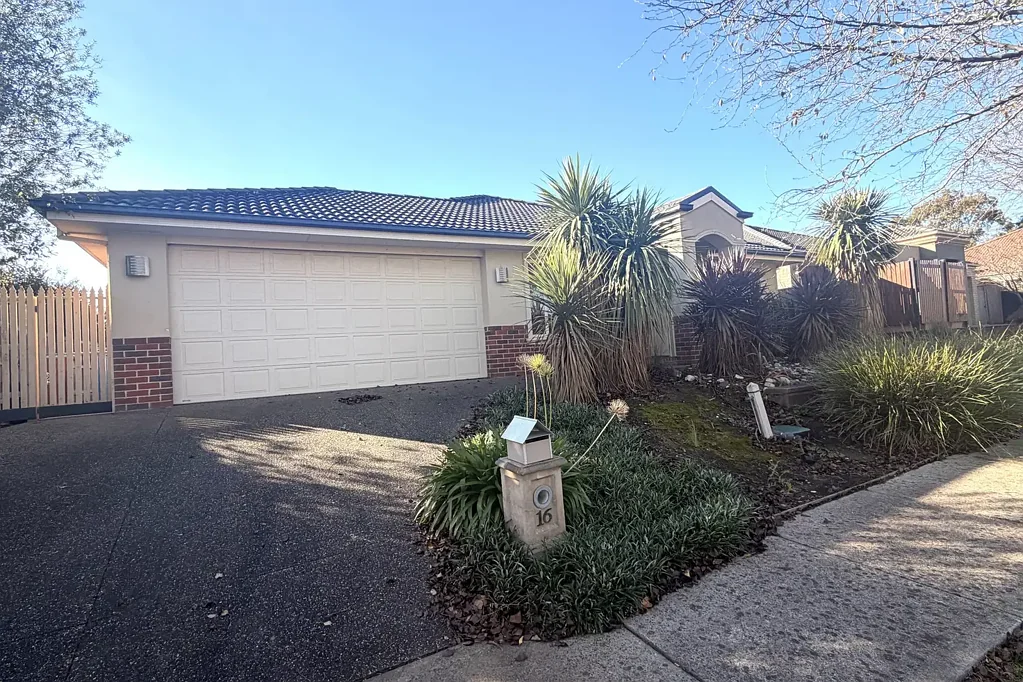 FRESHLY UPDATED 4 BEDROOM RESIDENCE IN BERWICK!