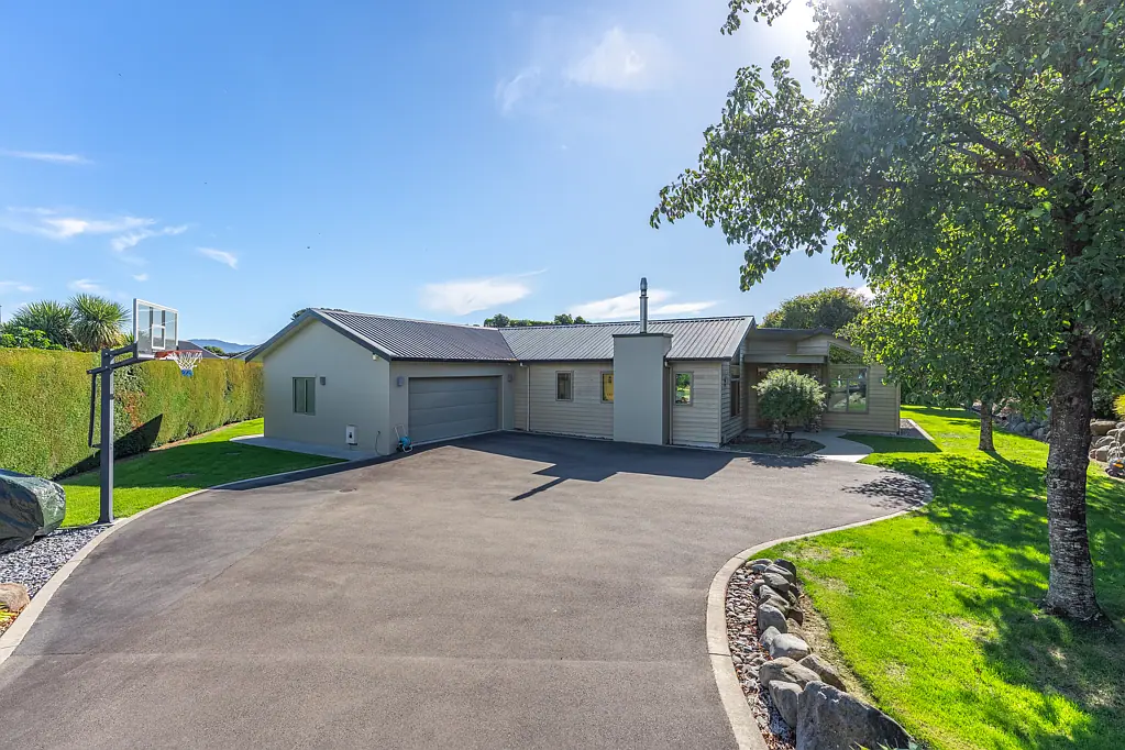 Waikanae 4 Bedroom SPACIOUS, SECLUDED AND HIGHLY SPEC'D