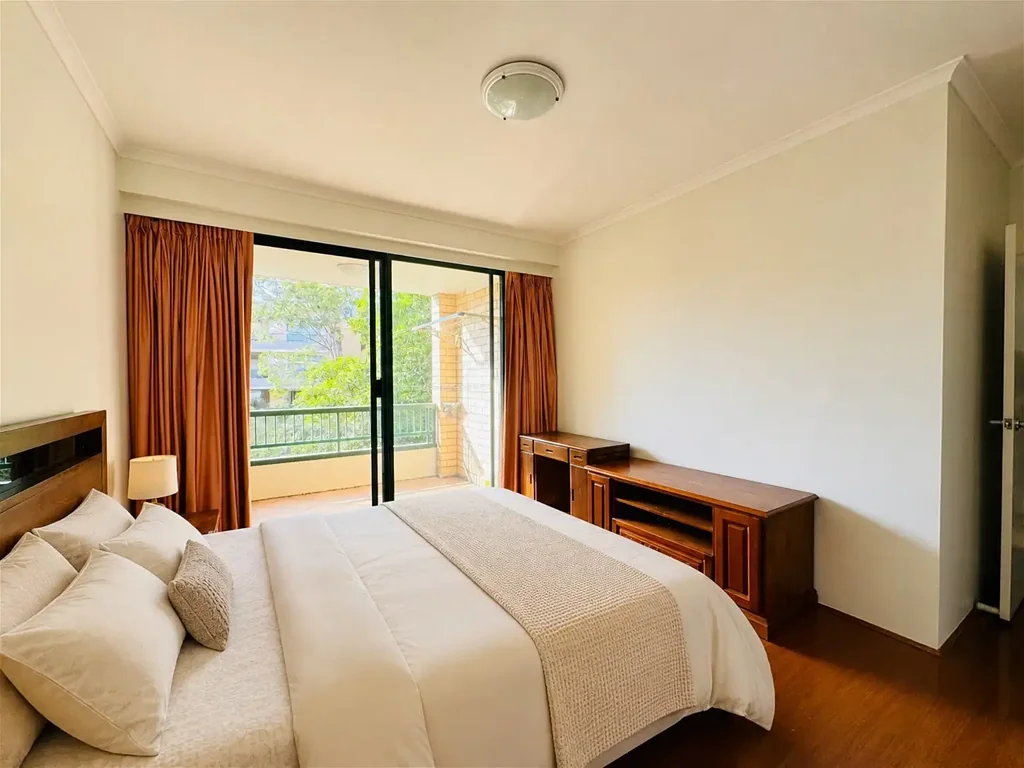 Swimming pool Gym Partially furnished 3-bed apartment