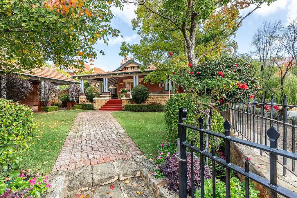 Mount Lawley 5 Bedroom Simply Amazing - Talbot Hobbs Designed