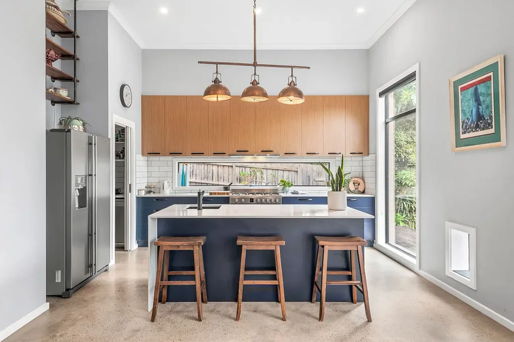 Frankston South 4Zimmer Sophisticated Scale in a Blue-Chip FHSZ Pocket
