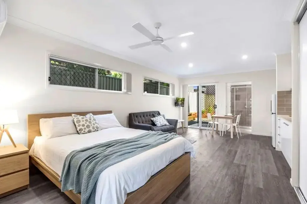 OUTSTANDING STUDIO LIVING