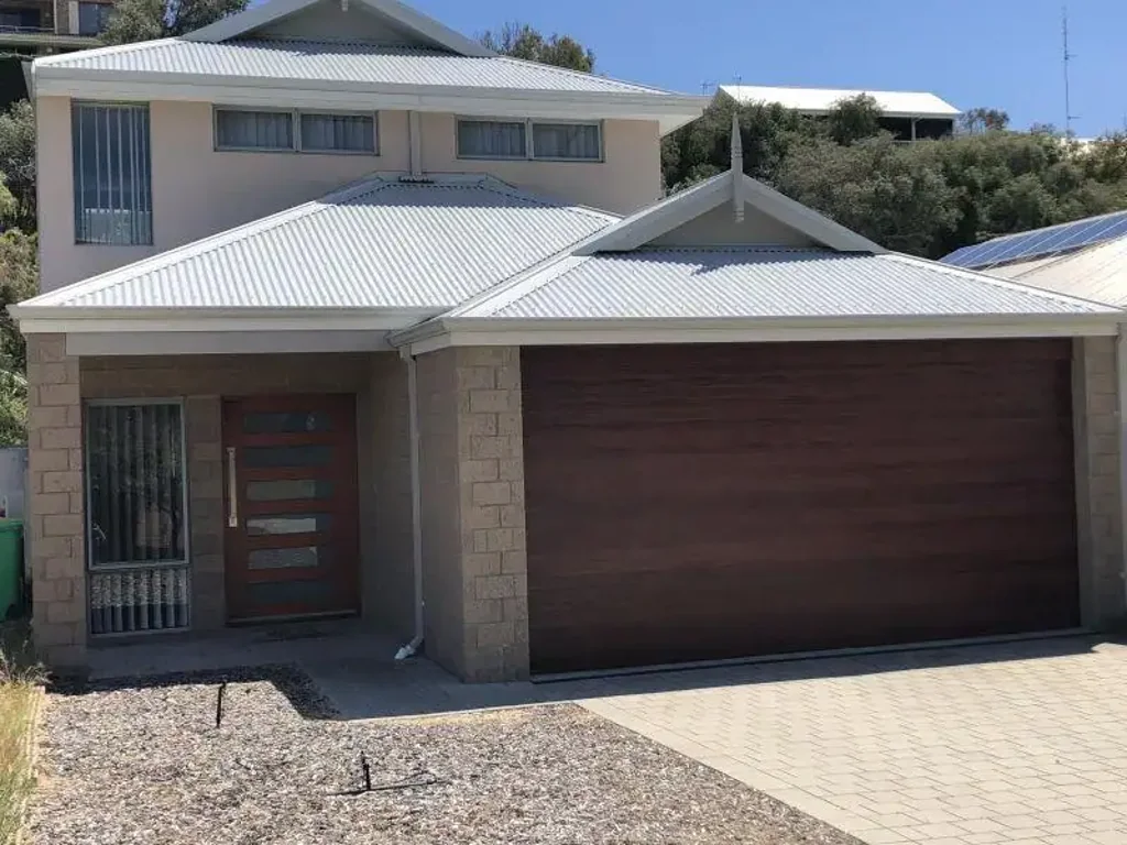 CLOSE TO BEACH AND CBD
