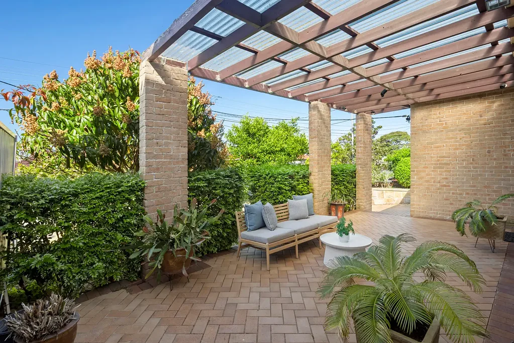 Matraville 5房 宽敞空间 设计精巧 自然光线充沛 Smeg厨房 游泳池 5x8米 双车库 607平土地 毗邻海滩 学校商圈 Impeccable Solid Family Home Of Comfort And Quality With North Facing Aspect