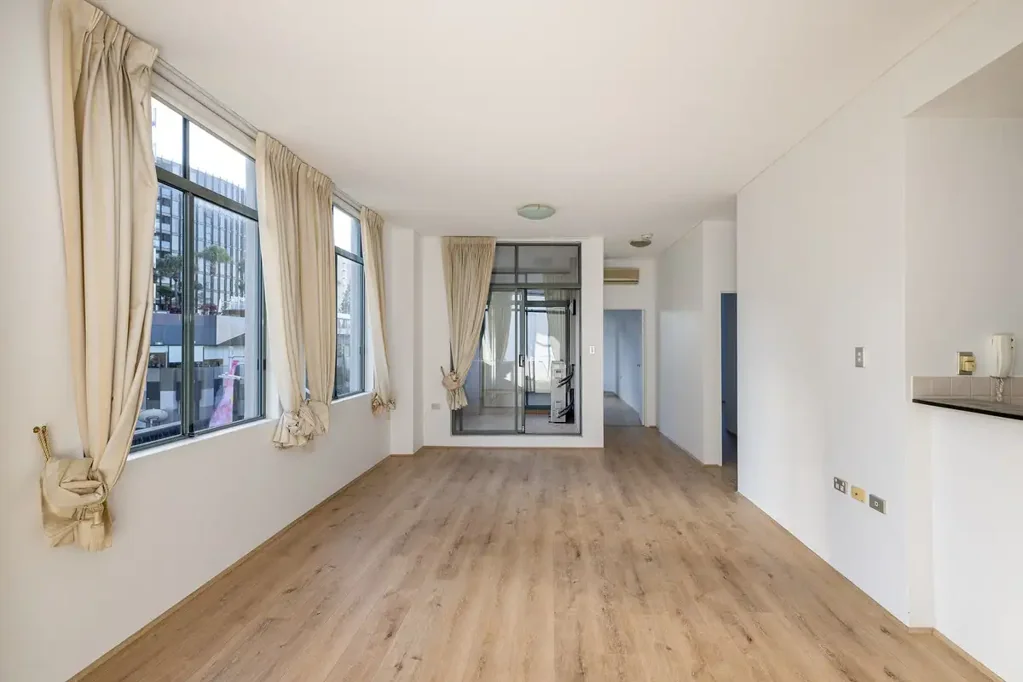 Oversized city pad in resort-style building, stroll to CBD