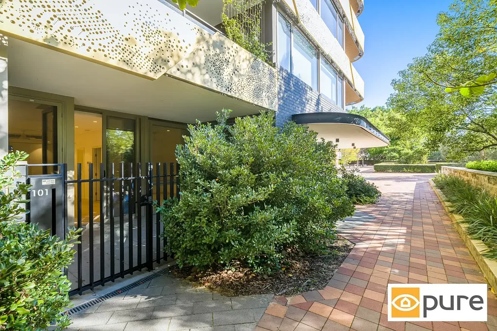 UNIQUE APARTMENT WITH PRIVATE COURTYARD ENTRANCE, WITHIN THE BOTANICAL APARTMENTS