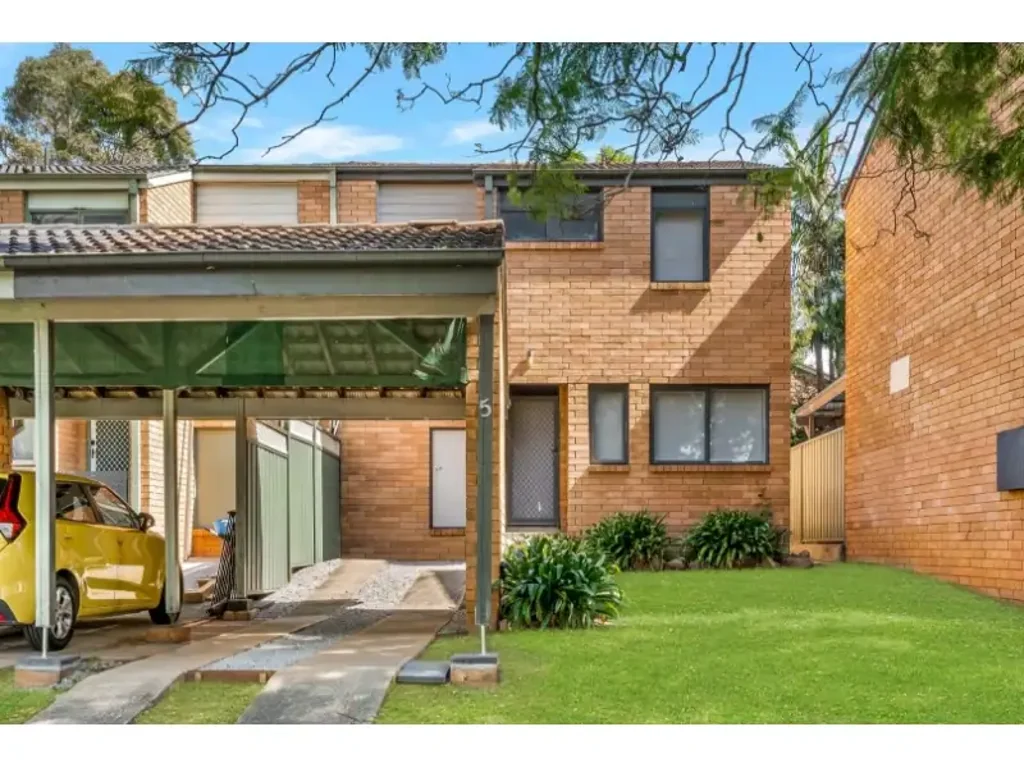 Charming Townhouse in Quietly located Bradbury