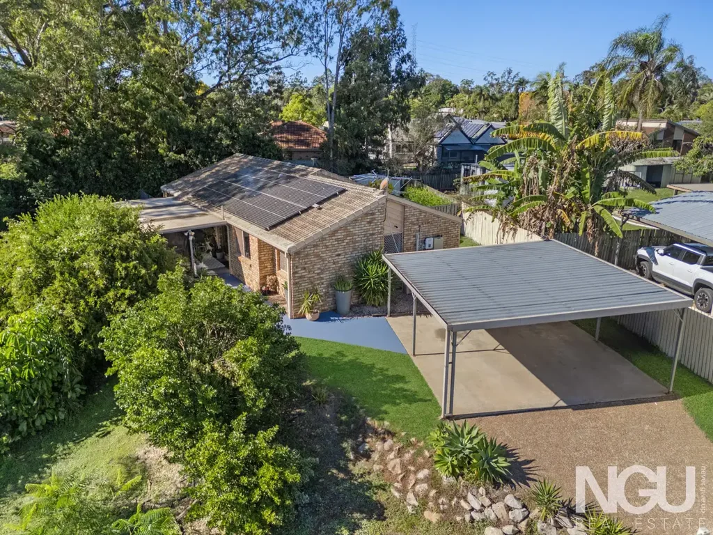Karana Downs 4Moenga Stylish Family Living in Sought-After Karana Downs!