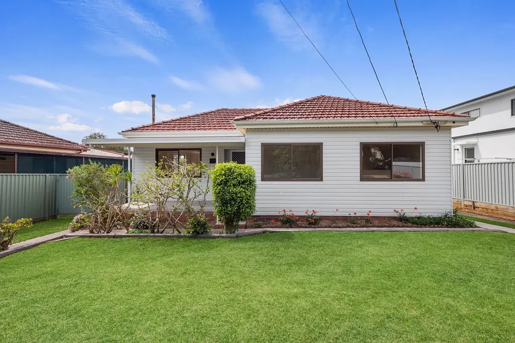 Peakhurst 3Kwarto Single Level Family Home Packed with Potential