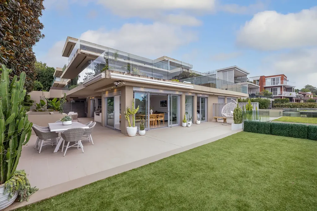 Drummoyne 2침실 Luxury residence with wrap-around entertaining & bay views