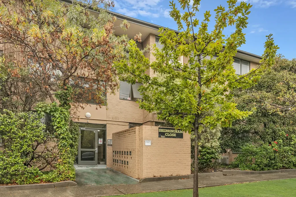 Stylish Renovated Unit Moments from Chadstone Shopping Centre