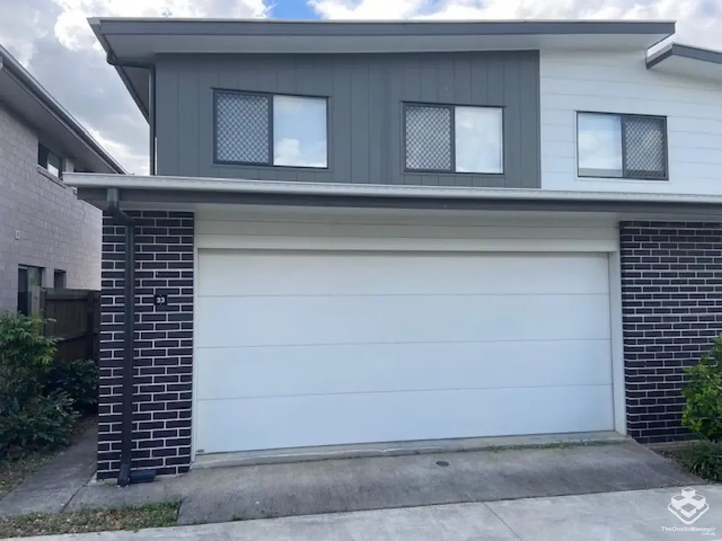 3 BEDROOM TOWNHOUSE - Double Garage, Air Cons, Pets Welcome
