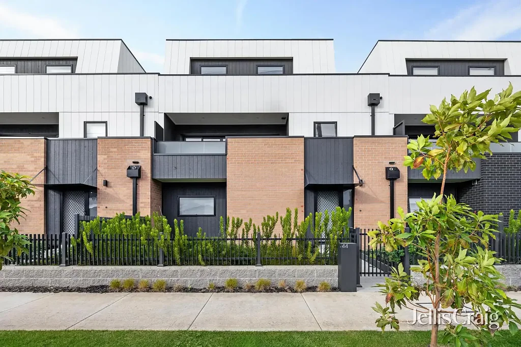 Altona North 3房 现代优雅联排别墅 石材台面厨房 独立地面套间 主卧精致卫浴 露台休息区 双车库便利 近The Circle Newport Lakes Contemporary Character, Clearly Conveyed