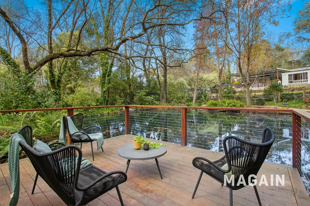 Aldgate 3कमरा Sophisticated, fully renovated home on approx. 2,680sqm with a beautifully established botanic-like garden overlooking your own fenced private lake