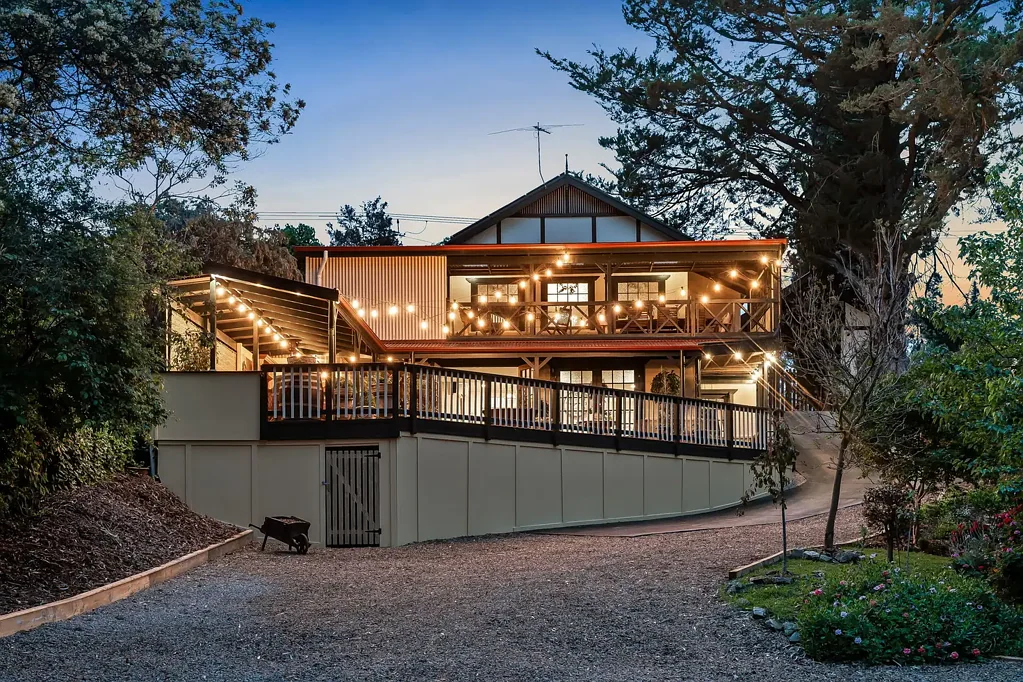 Belair 4ਬੈੱਡਰੂਮ A beautiful blend of C1940 history, heart and generational flexibility