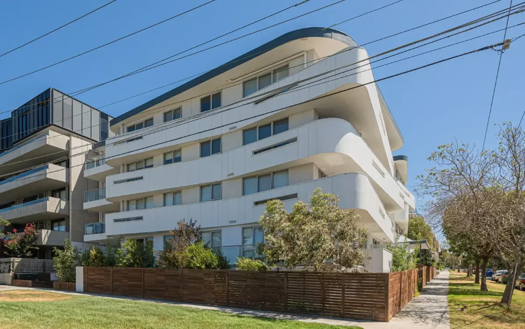 MODERN GROUND FLOOR APARTMENT AND CLOSE TO MANY AMENITIES - SEMI FURNISHED