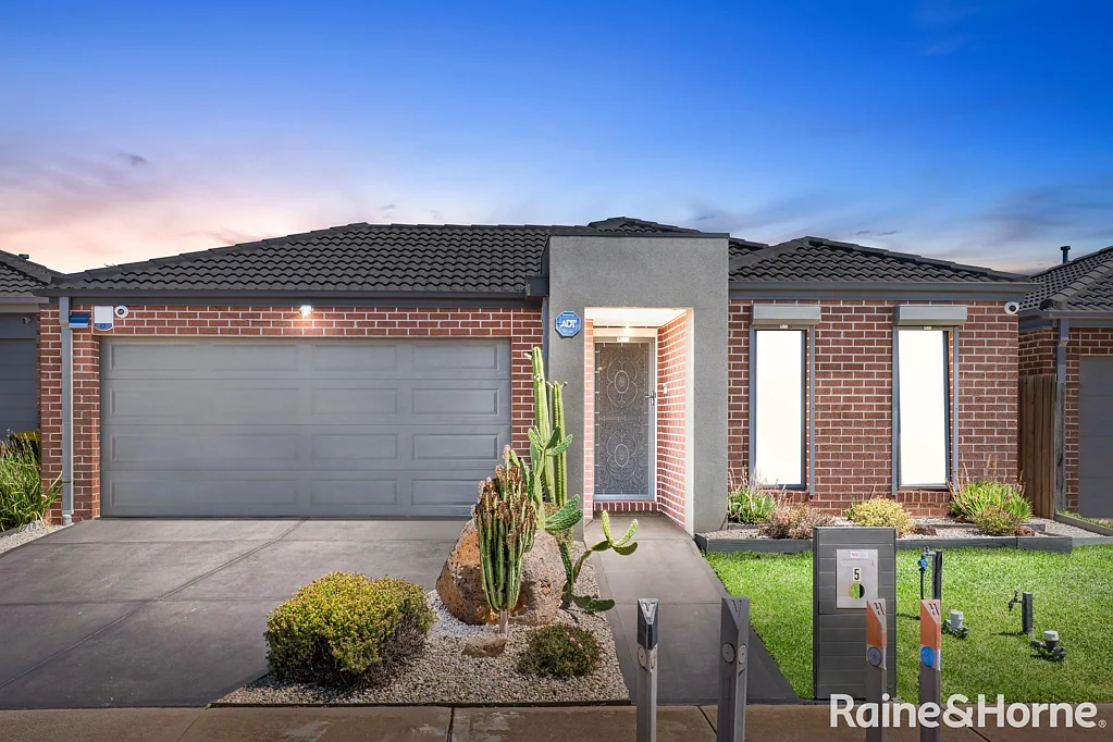 5 Toolern Waters Drive, Weir Views, VIC 3338