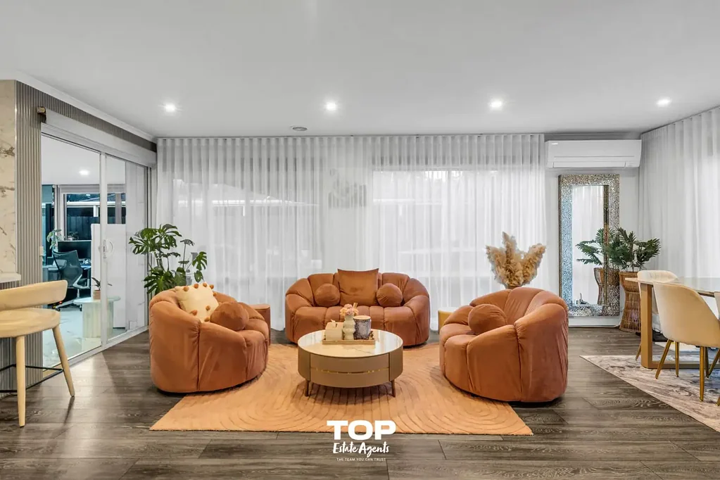Narre Warren South 4房  现代家庭生活，配备影音室和室外水疗绿洲  Contemporary Family Living with Theatre Room and Outdoor Spa Oasis