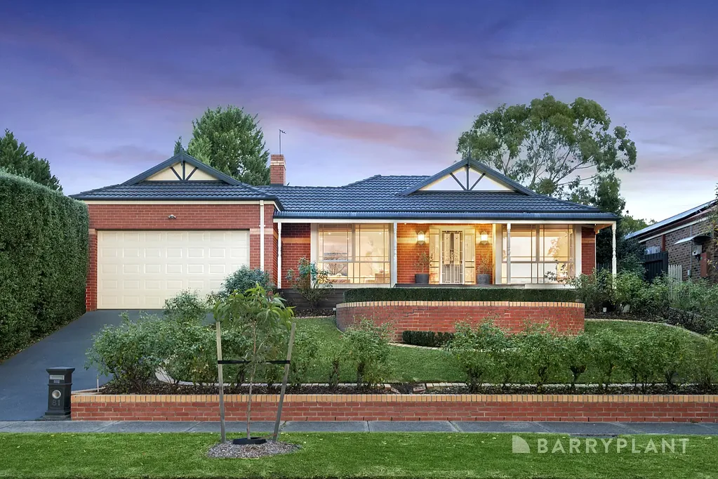 Lilydale 4房 Lakeview Heights Estate 865sqm北向地 双居住区 宜人户外 厨房用餐室 四卧带衣帽间 主卧套 独立卫浴 管道供暖 公交近 学校商场林立 Outstanding location for the growing family.