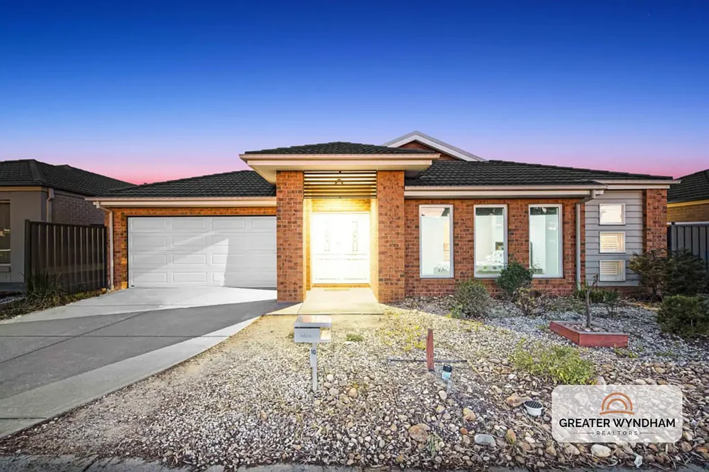 Great location - Family Home Walking Distance to Tarneit station & Tarneit Central