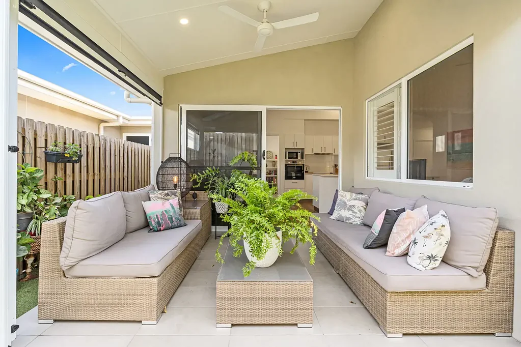 Urangan 2房  Simplicity and Style – Bright Modern Haven
