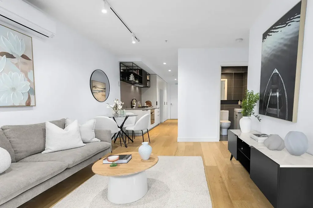 Hawthorn East 2房 高端Miele电器 豪华步入式淋浴 地板到天花板瓷砖 安全地下停车场 便捷购物中心近 Stylish, spacious, and so well-situated.
