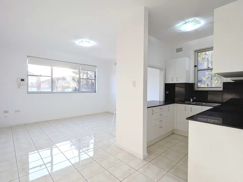 FABULOUS 2 BEDROOM APARTMENT IN CONVENIENT LOCATION