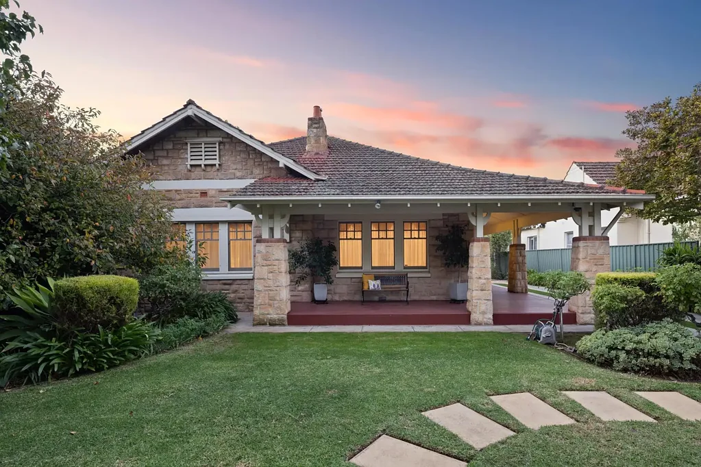 Thorngate 5ਬੈੱਡਰੂਮ Discover the city from a beautifully transformed bungalow in a tightly held & prestigious pocket...