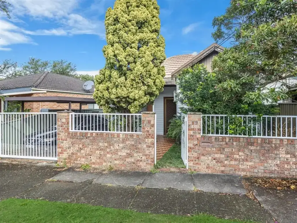 Hurlstone Park 3침실 SOLD PRIOR AUCTION, NO FURTHER OPEN HOUSE