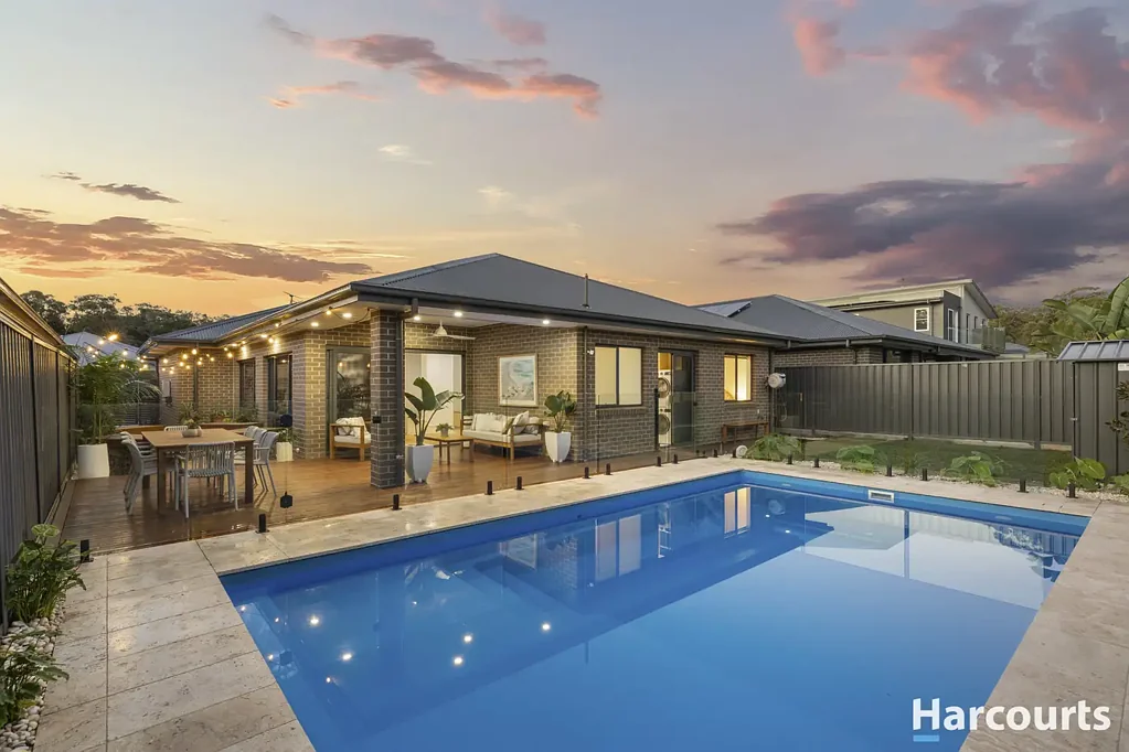 Fern Bay 4Kwarto Coastal style, family space & a resort backyard made for entertaining
