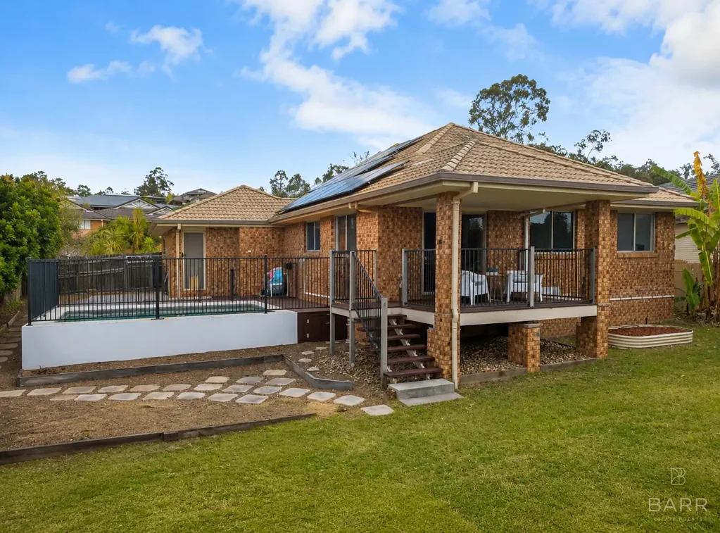 Moggill 4房 视野开阔的家庭住宅，坐拥城市景观，配备波光粼粼的泳池和令人惊叹的全新厨房 Elevated Family Living with City Views, Sparkling Pool & Stunning  Kitchen
