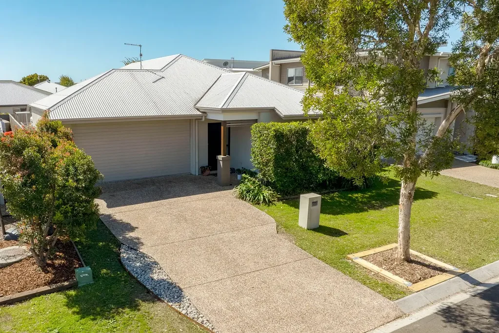 Birtinya 4房  Spacious family home, with media, second lounge and walking distance to SCUH